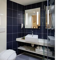 nettoyage salle de bain chambre d'hotel