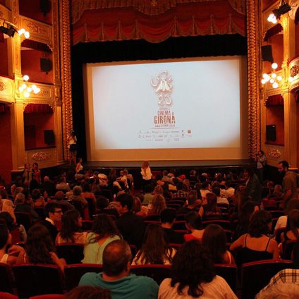 public qui sali une salle de cinéma devant l'écran