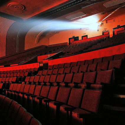 rangées de sièges dans une salle pour regarder un film sur le grand écran