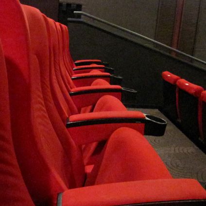 sièges de salle de cinéma rouge à nettoyer